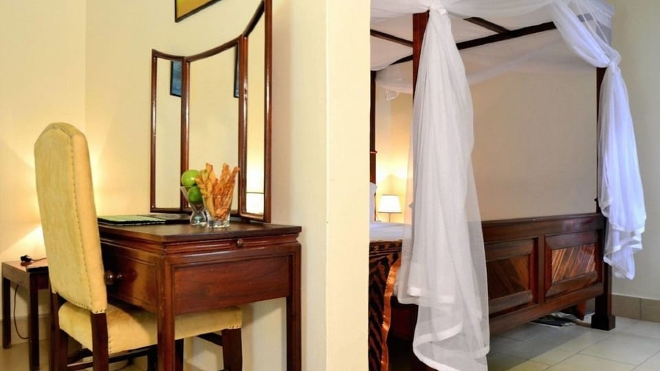 Unit with King bed. Exact unit will be assigned upon arrival. Views, colors, and decor may vary.