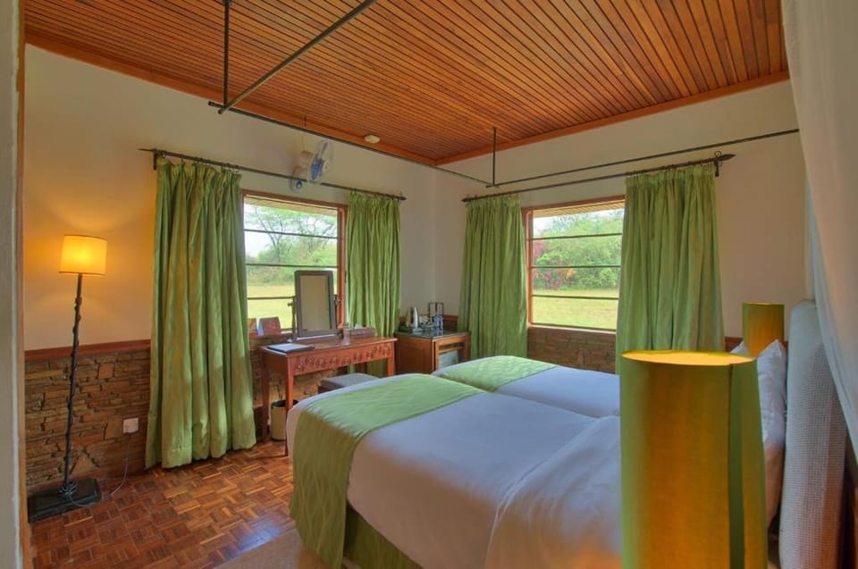 Unit with 2 Twin beds. Exact unit will be assigned upon arrival. Views, colors, and decor may vary.