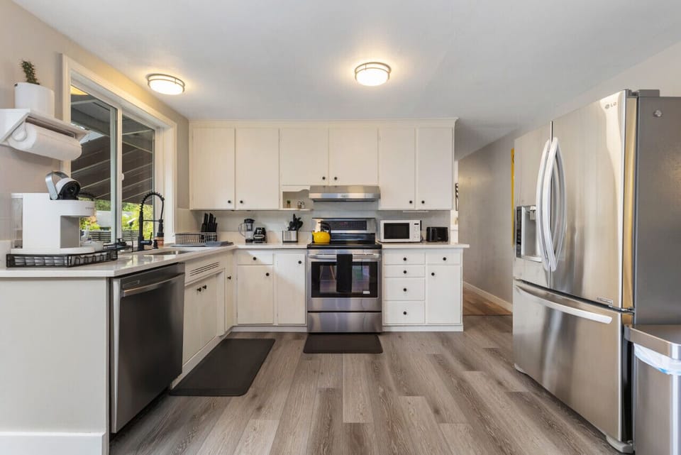 Newly renovated kitchen: new floors, counter, sink, dishwasher.