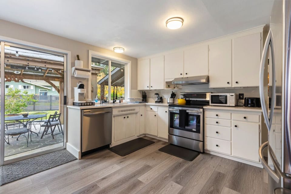 Newly renovated kitchen: new floors, counter, sink, dishwasher.