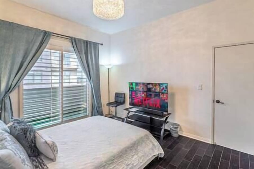 Queen bed with TV & ensuite bathroom (4)