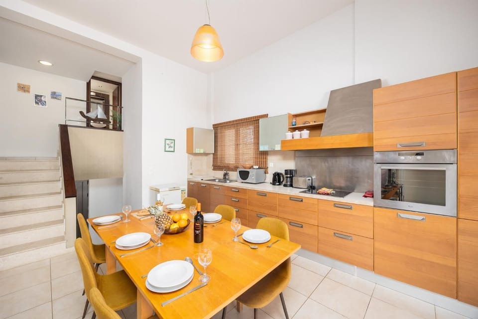 Main unit: equipped kitchen