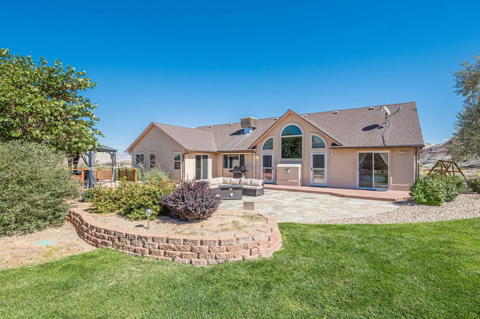 Experience serenity and adventure combined in this beautiful vacation home, just minutes from the majestic red rock canyons.