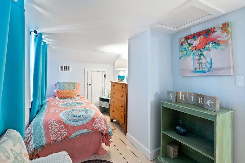 Second floor extra bedroom with one Twin bed
