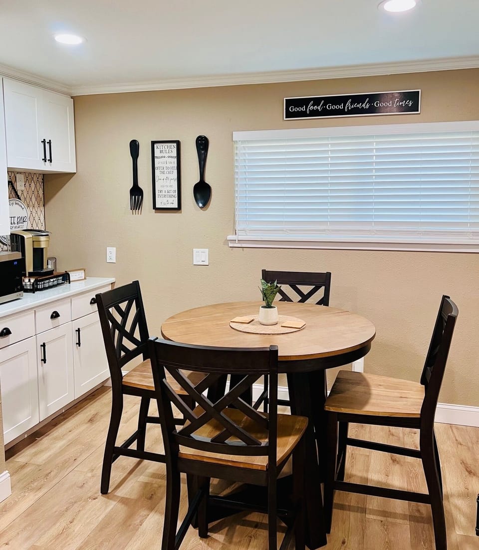 Casual dining area in kitchen and coffee nook