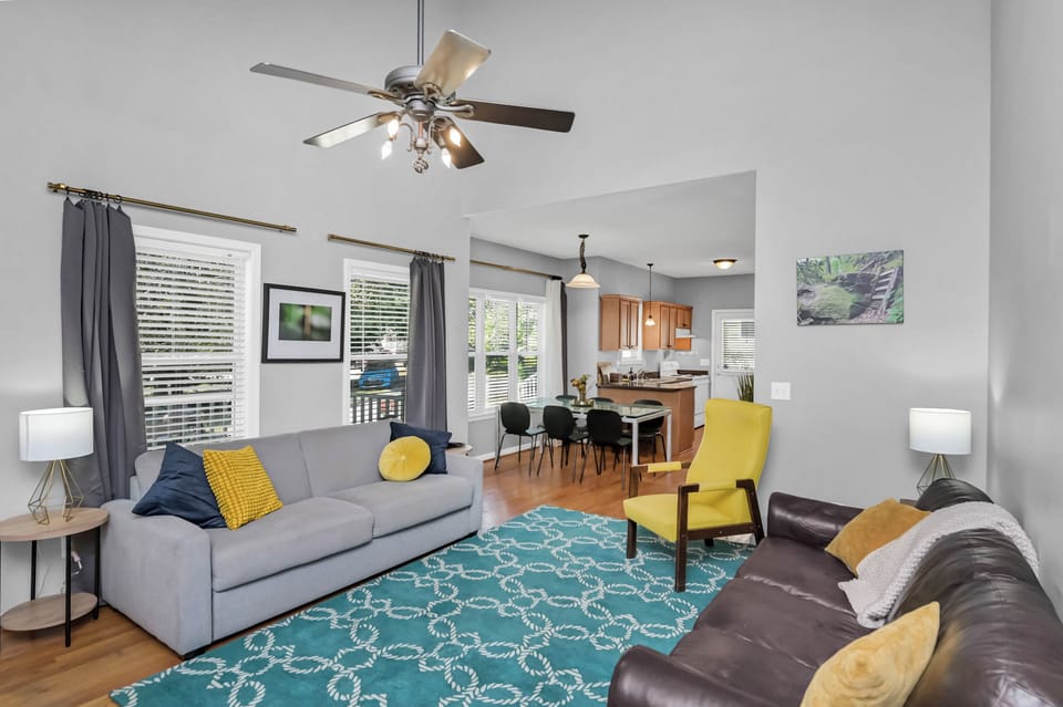 Open floor plan: living room, dining room and kitchen 