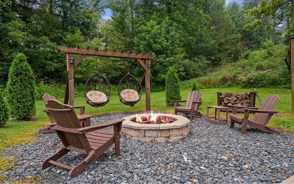 Welcome to the Cave Retreat! Relax by the cozy fire pit, surrounded by lush greenery, perfect for ev