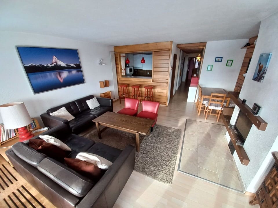 Couch, Furniture, Picture Frame, Wood, Living Room, Table, Interior Design, Studio Couch, Comfort, Building