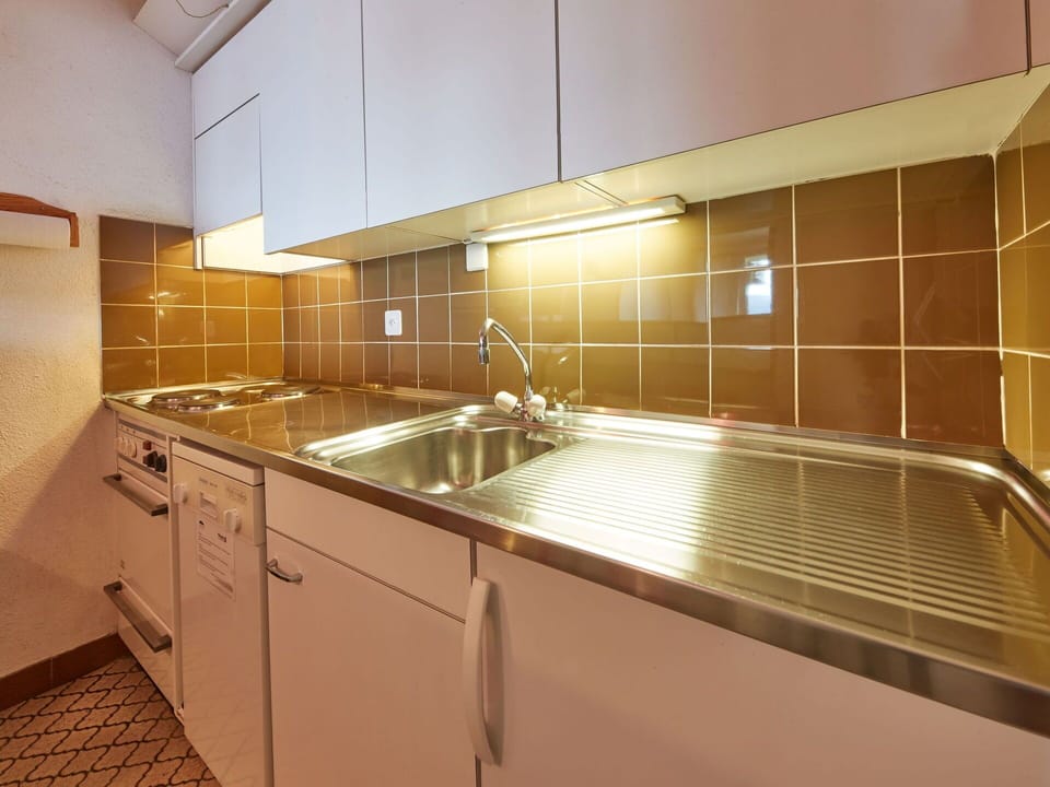 Tap, Kitchen Sink, Plumbing Fixture, Sink, Cabinetry, Countertop, Furniture, Kitchen, Wood, Flooring