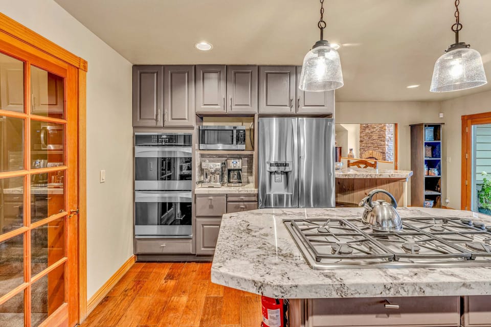 Kitchen: Well-equipped kitchen, double oven, range of appliances, drip coffee maker and Espresso machine, 46” Smart TV, 4 kitchen bar stools, 6-person table