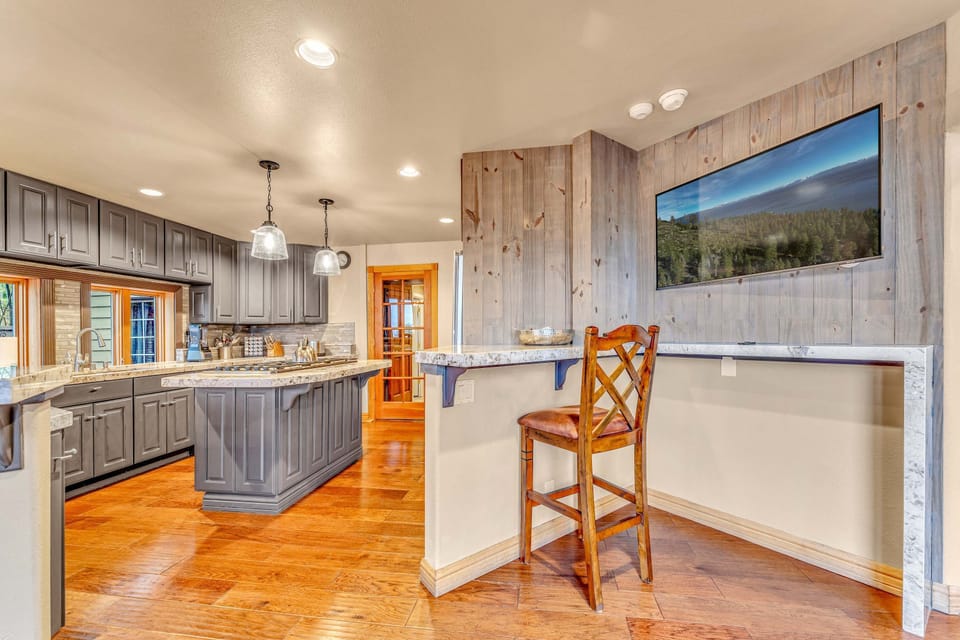 Kitchen: Well-equipped kitchen, double oven, range of appliances, drip coffee maker and Espresso machine, 46” Smart TV, 4 kitchen bar stools, 6-person table