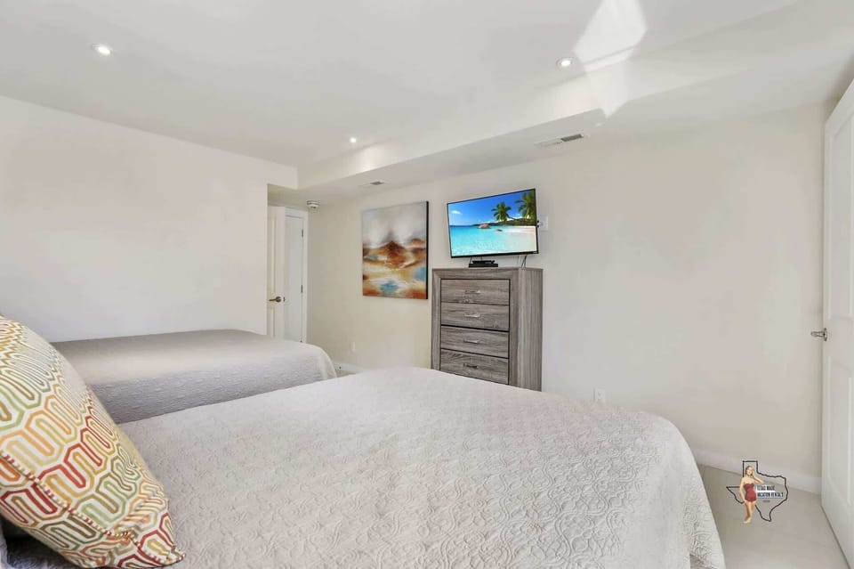 An ample bedroom featuring a Smart TV, perfect for watching your favorite shows.