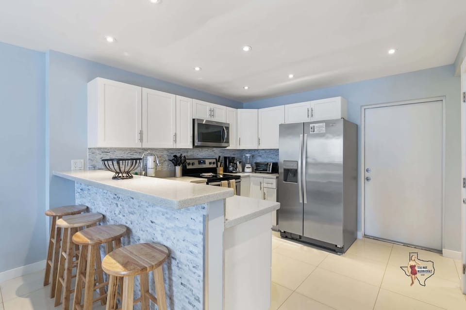 There’s a convenient breakfast bar with bar stools for extra seating
