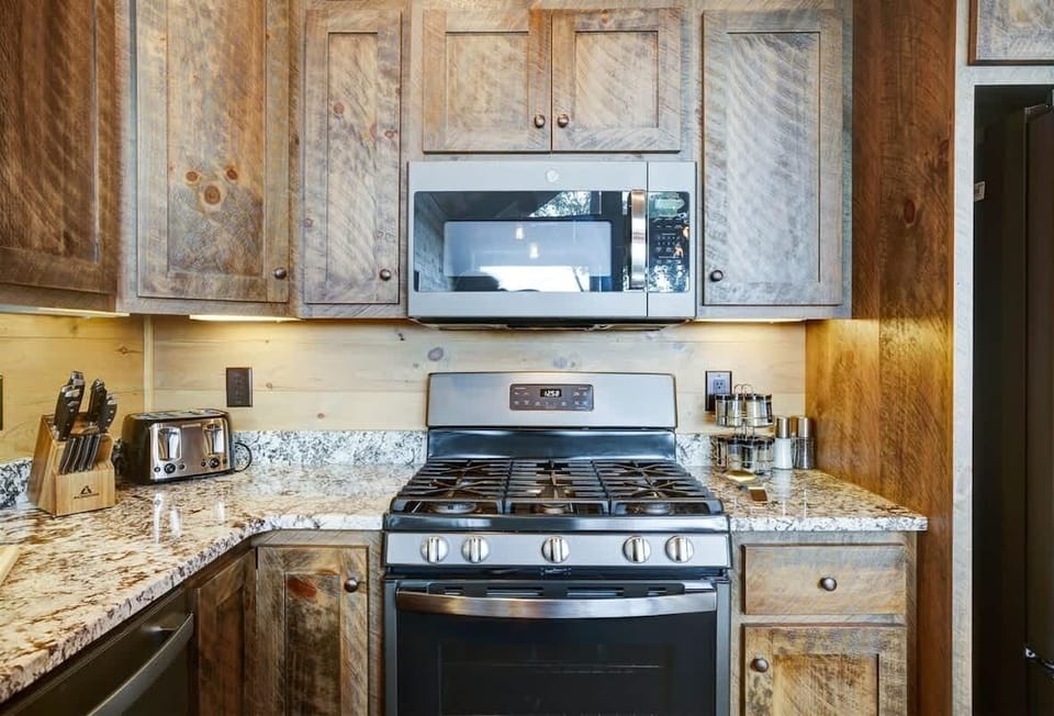 ALL GRANITE KITCHEN COUNTERTOPS w/GAS STOVE