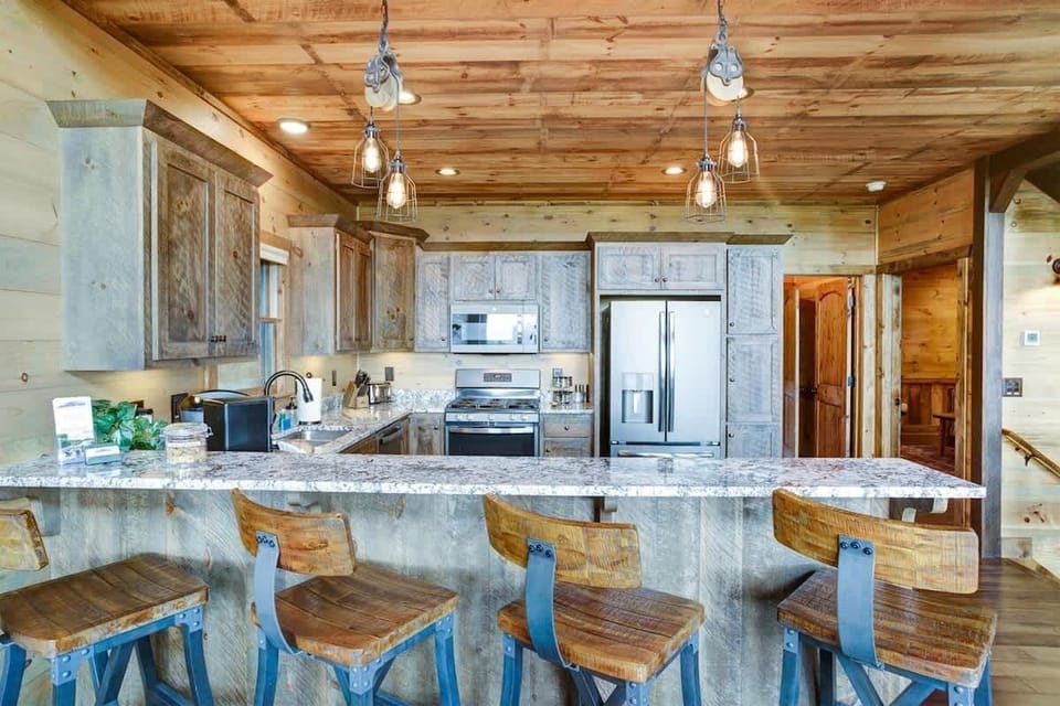 KITCHEN w/4-STOOL BREAKFAST COUNTER