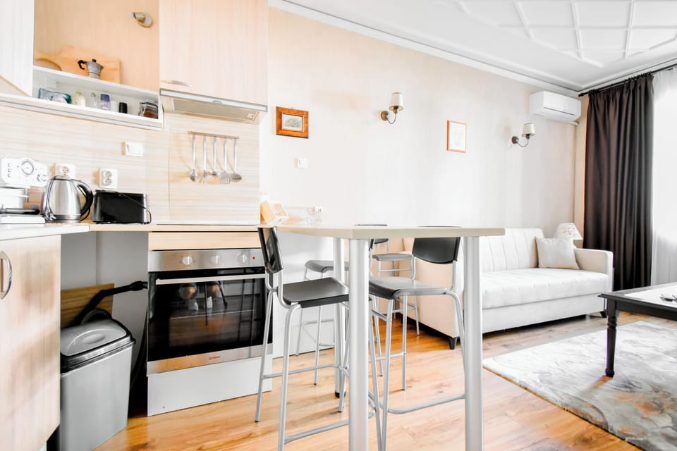 Enjoy open living with a cozy seating area and dining table, perfect for shared moments after a day of exploring the city!