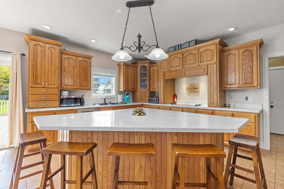 Spacious open-concept kitchen, fully equipped and ideal for hosting gatherings.