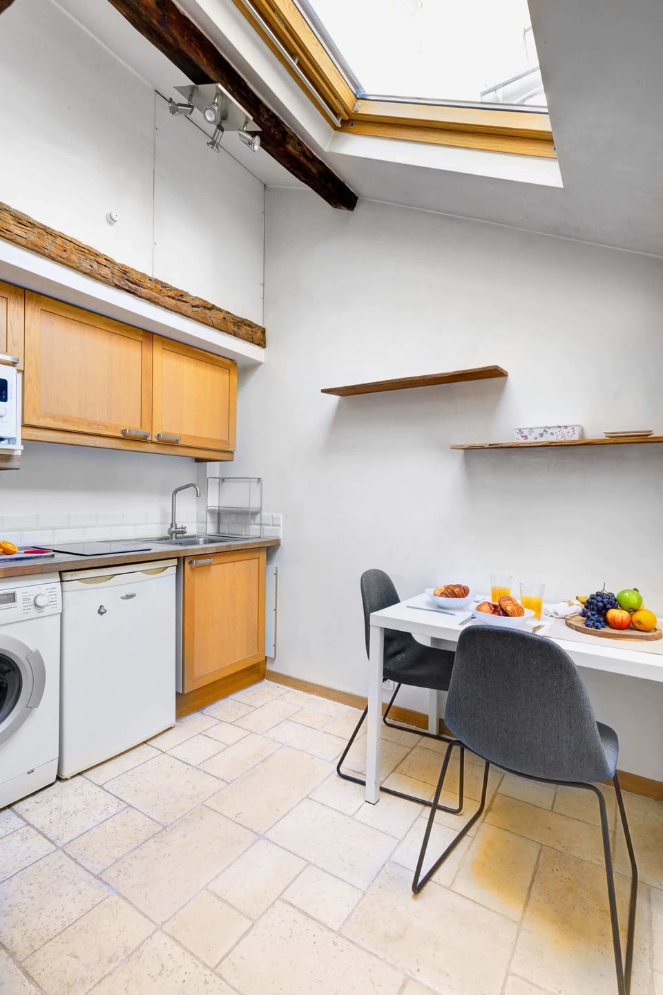 The kitchen is fully equipped to prepare a simple meal 