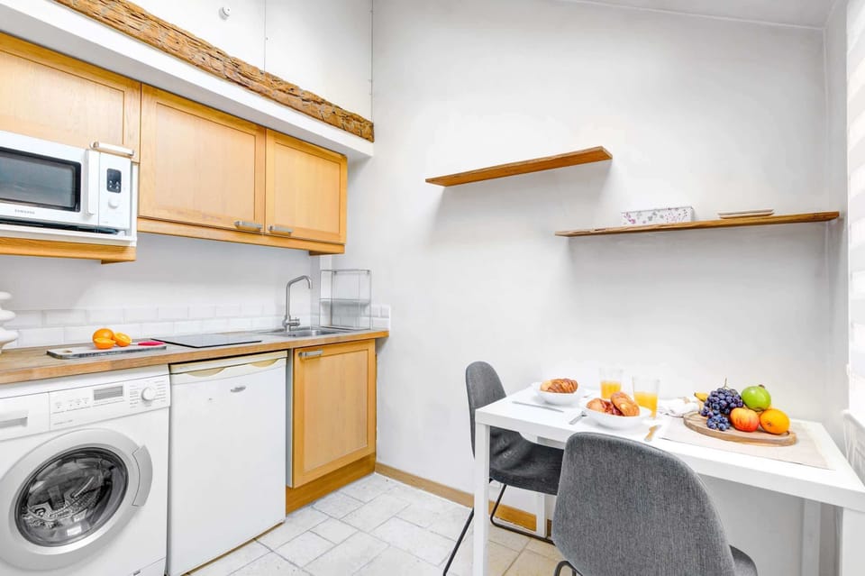 The kitchen is fully equipped to prepare a simple meal 