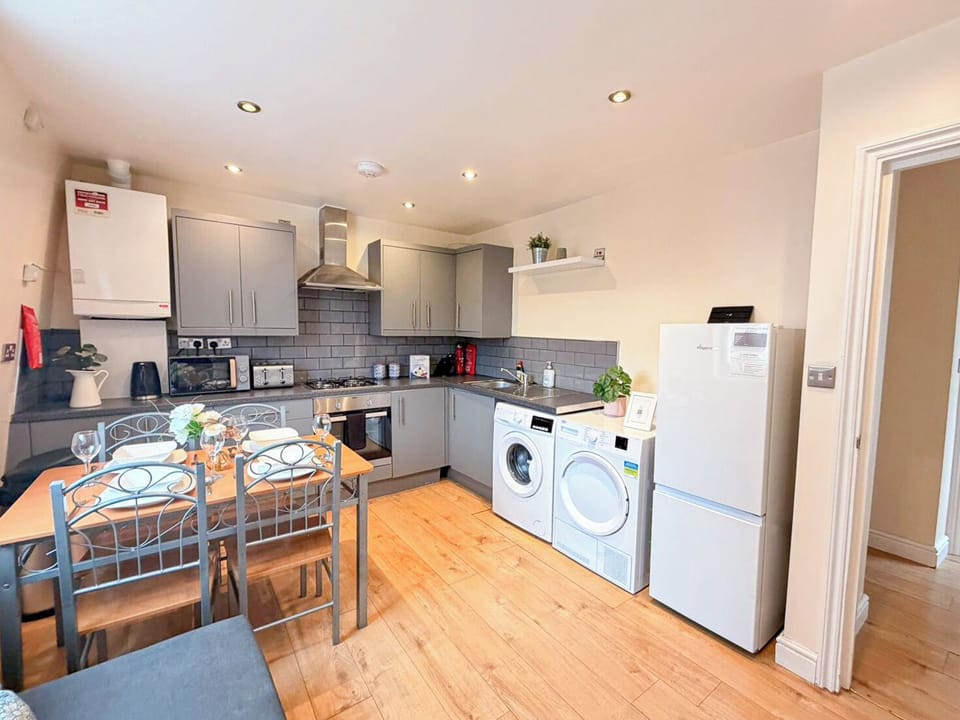 Dining & Kitchen area | Stylish flat in Spitalfields near Bricklane & Shoreditch