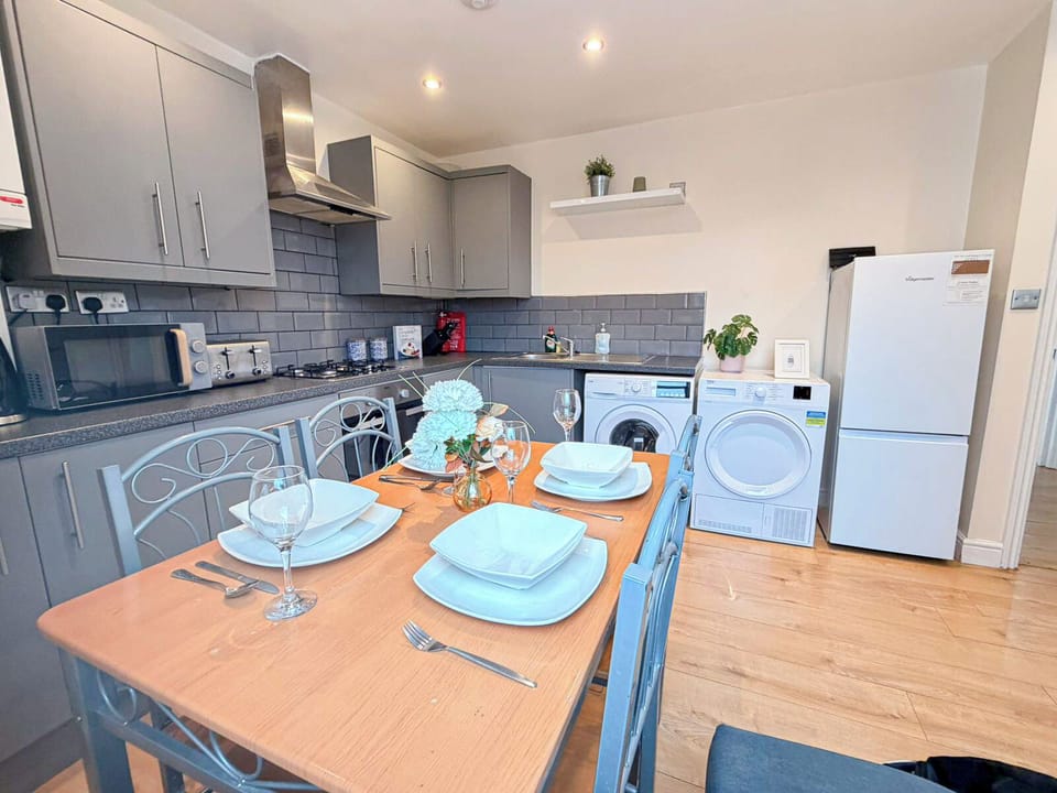Dining & Kitchen area | Stylish flat in Spitalfields near Bricklane & Shoreditch
