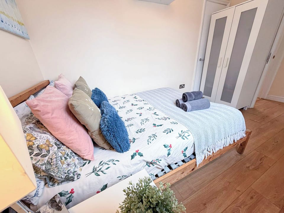 Double bedroom 3 | Spitafields flat near Shoreditch, Brick Lane & Tower Bridge