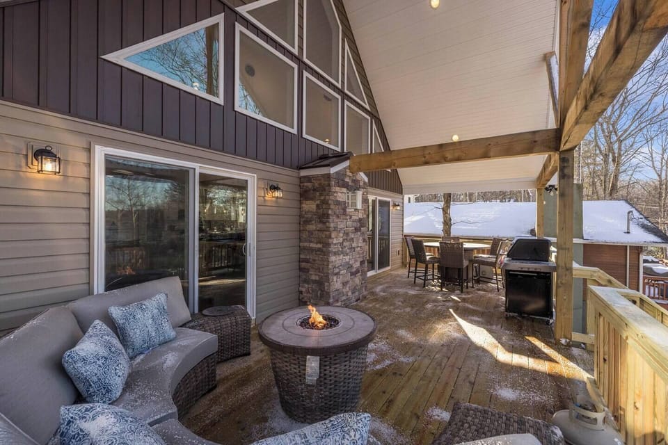 Seating arrange with fire pit on Deck with lakeview
