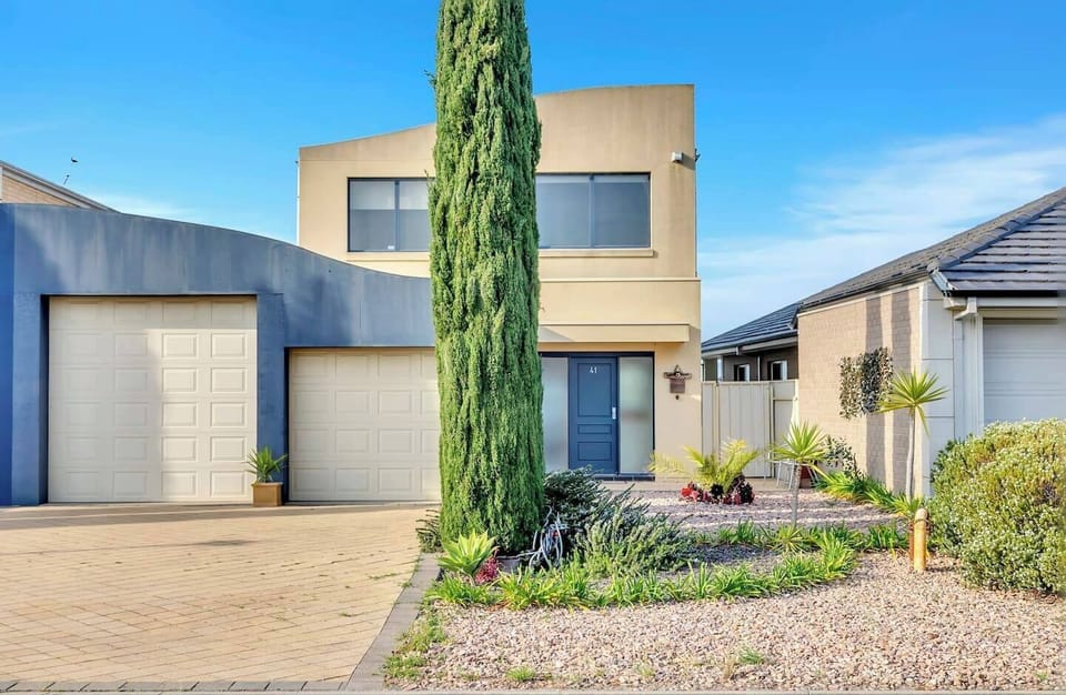 Perfect for families or groups, this home enjoys an enviable waterside address in the heart of Hindmarsh Island.
