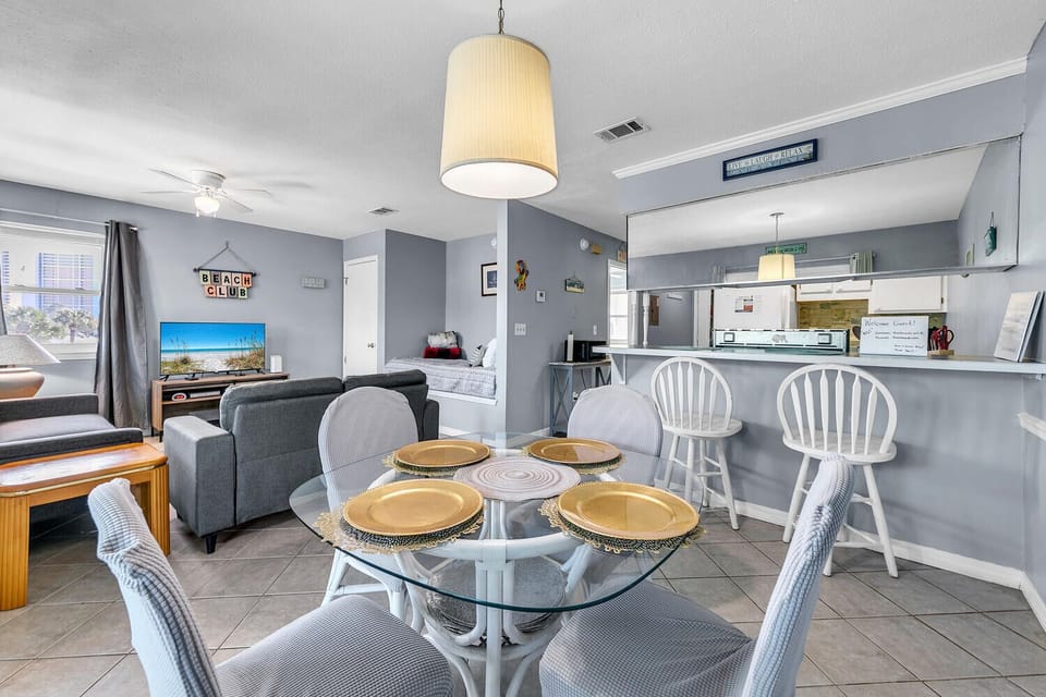 Dining and eat-in bar seating