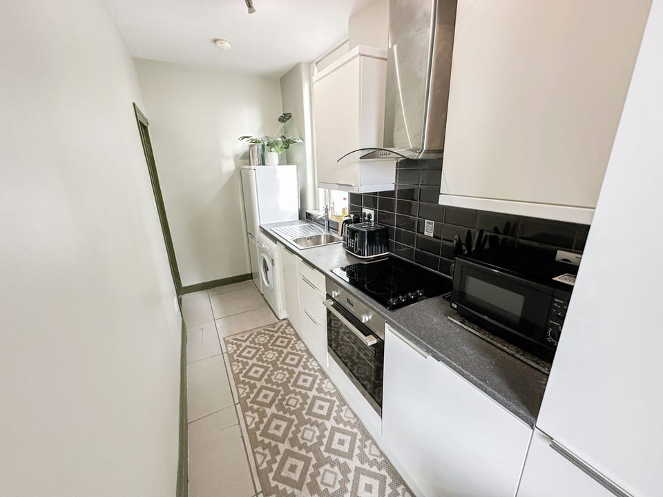 2 Bedroom Flat with indoor fireplace in Shepherds Bush, near White City London