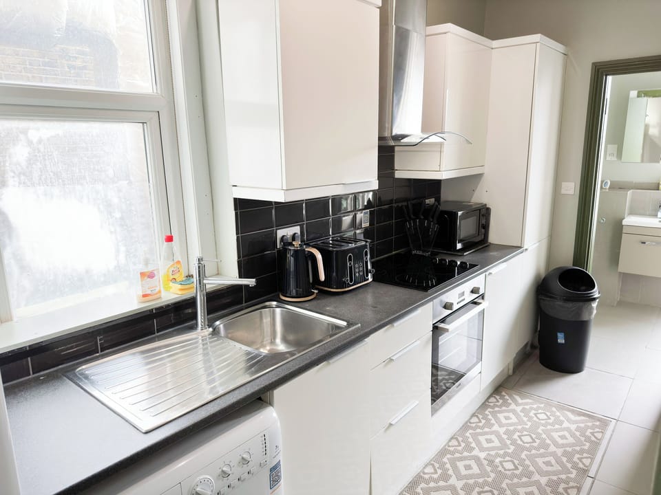 2 Bedroom Flat with indoor fireplace in Shepherds Bush, near White City London