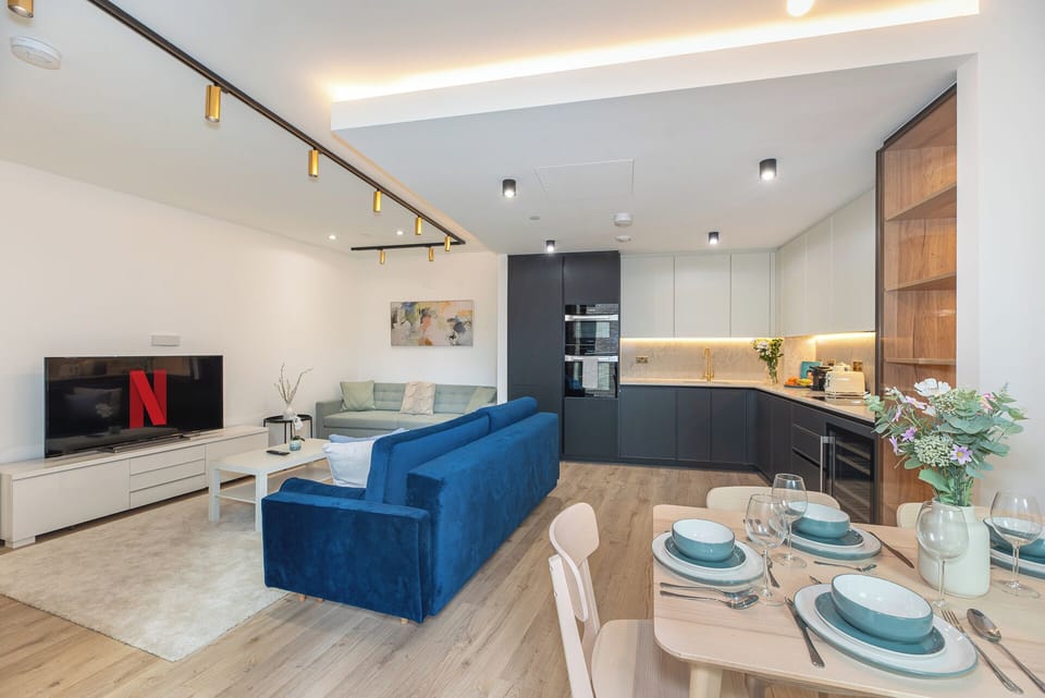Lavish 2BDR Flat w/ Private Balcony Lift and Fast Wifi in Clerkenwell Barbican
