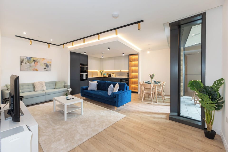 Lavish 2BDR Flat w/ Private Balcony Lift and Fast Wifi in Clerkenwell Barbican
