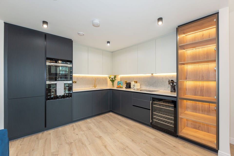 Lavish 2BDR Flat w/ Private Balcony Lift and Fast Wifi in Clerkenwell Barbican
