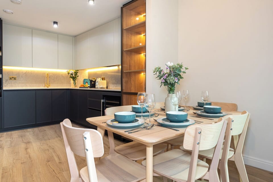 Lavish 2BDR Flat w/ Private Balcony Lift and Fast Wifi in Clerkenwell Barbican
