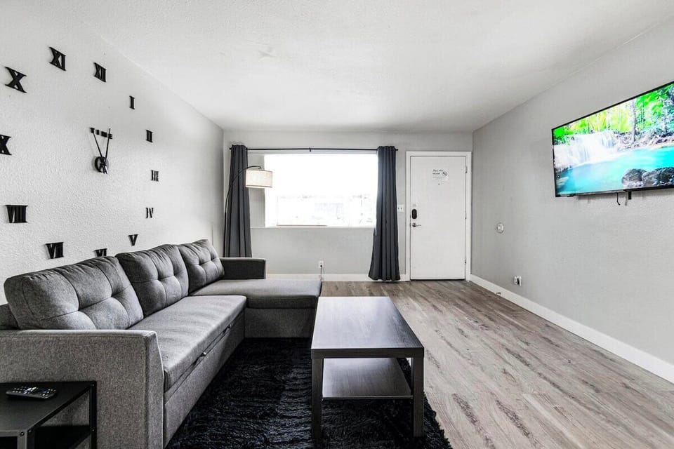 Living Room
Includes 55'' TV