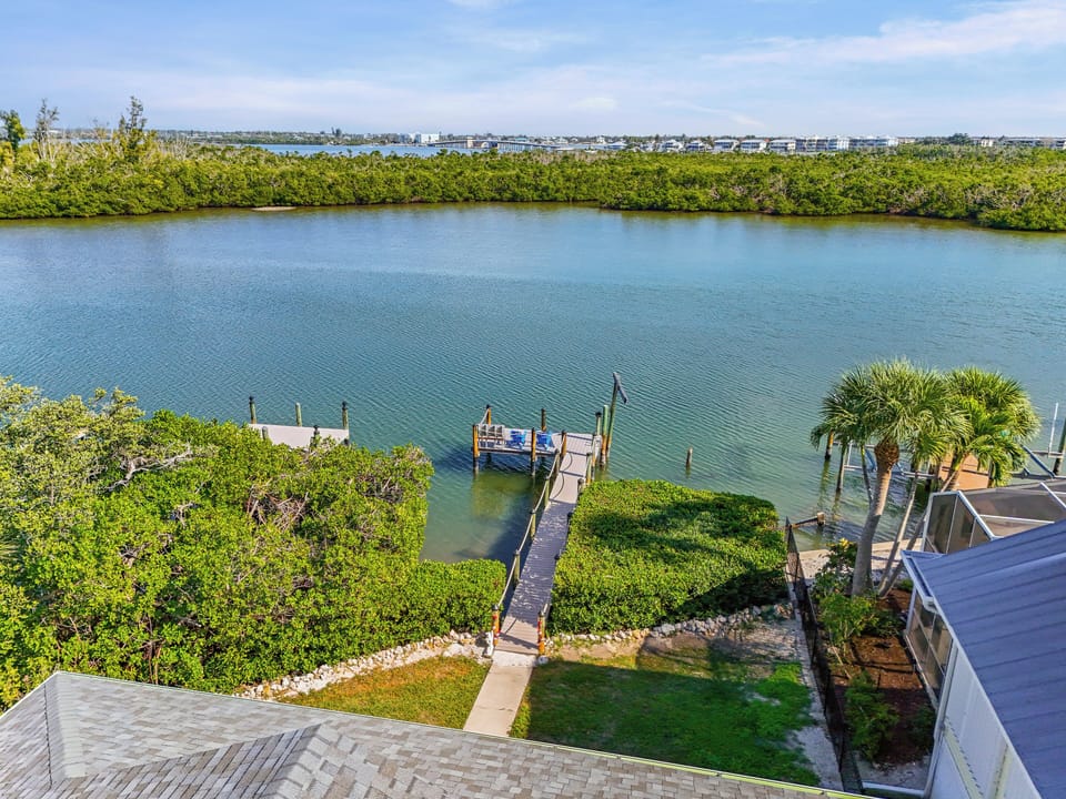Exterior - view of the dock and the Bay