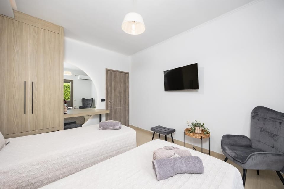 Twin bedroom with A/C