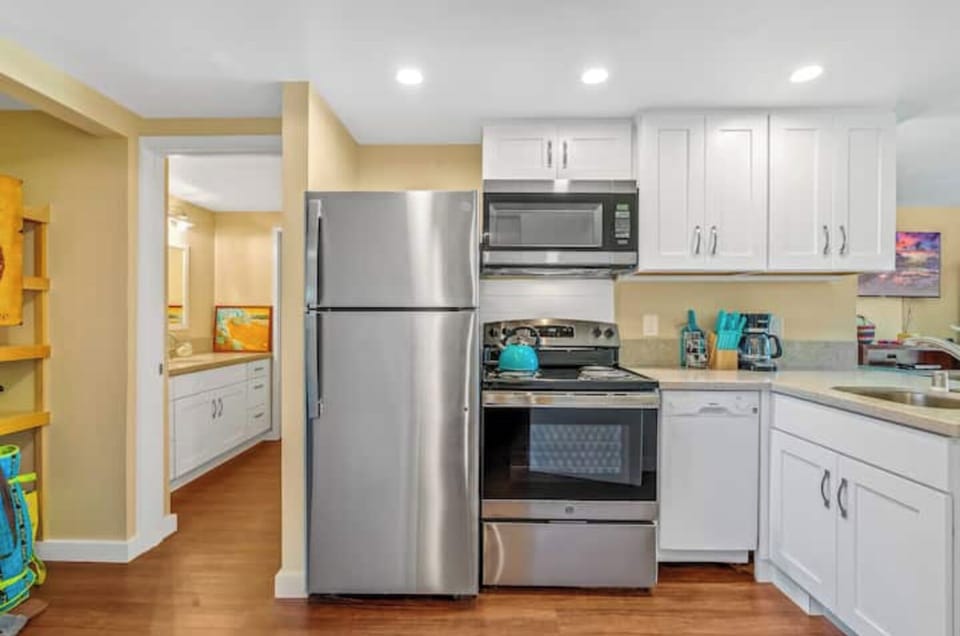 Fully equipped kitchen.