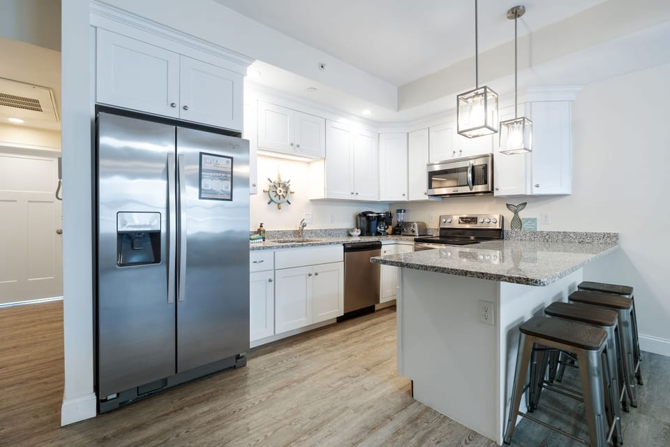 Fully equipped kitchen with 4 barstools
