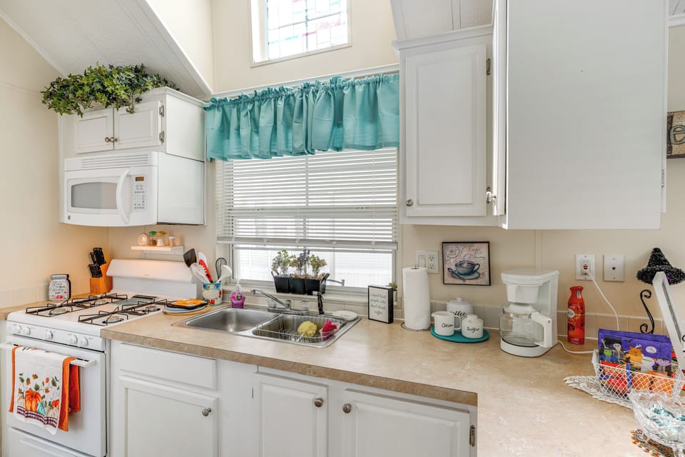 Kitchen | Drip Coffee Maker | Dishware & Flatware Provided | Cooking Basics