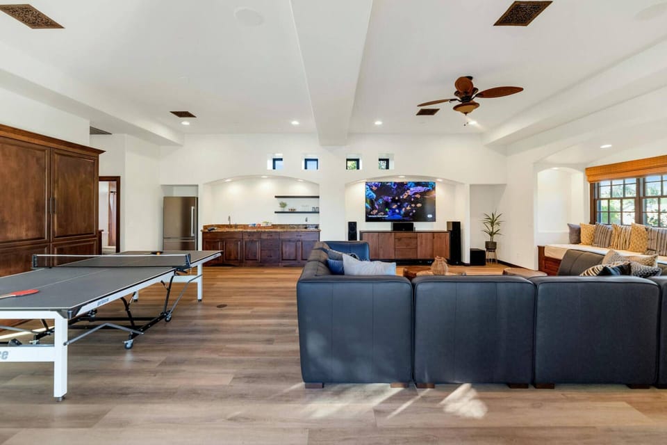 Pool House w/ 70" Smart TV, large sectional sofa, 3 Twin beds, Queen Murphy bed & ping pong table