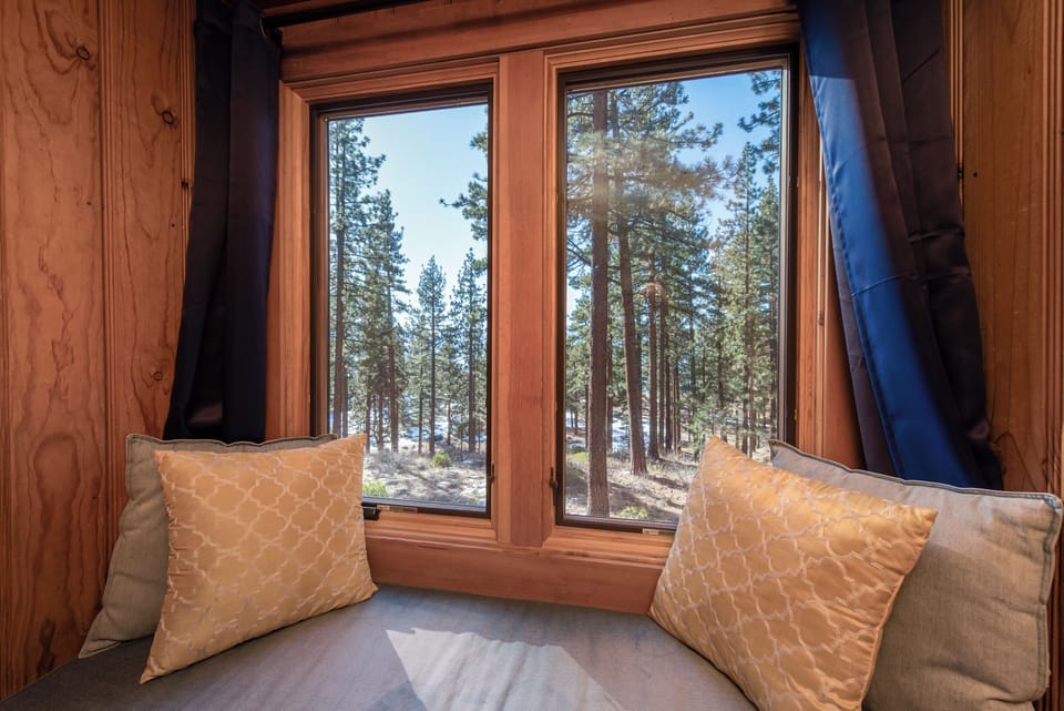 Br 2 Cozy sitting area over looking at the Lake through the tree
