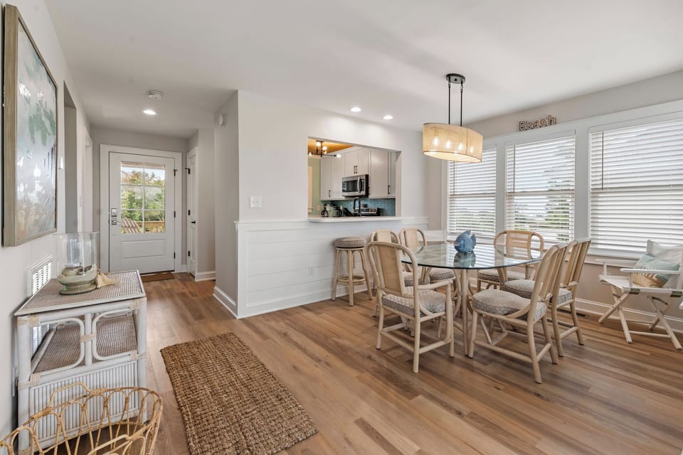 R09: Exhale | Mid Level Dining Area
