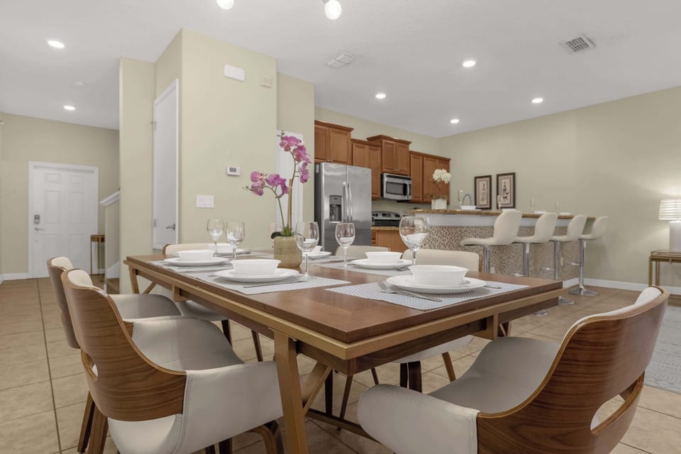 Large Capacity Dining Table