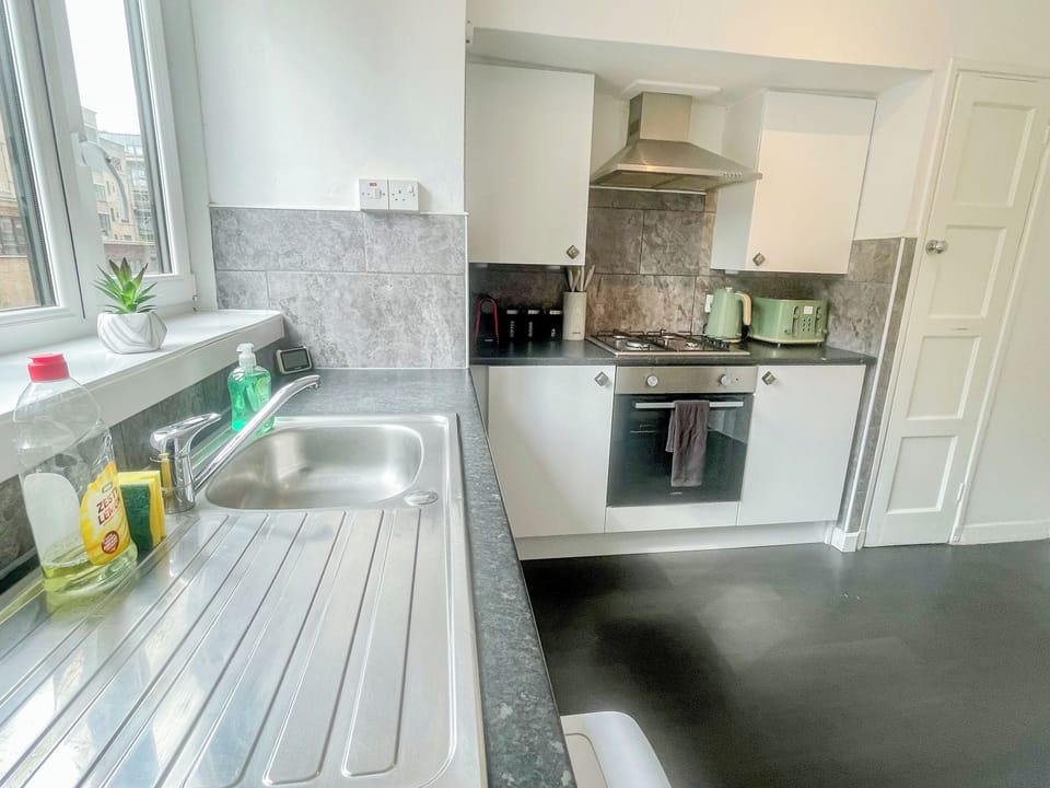Fully equipped kitchen near Finsbury Park & Emirates Stadium—cook with ease.