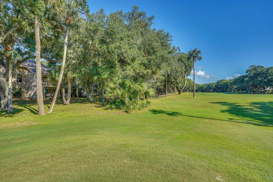 Community Amenities | 2 Golf Courses | Sports Courts | Restaurants