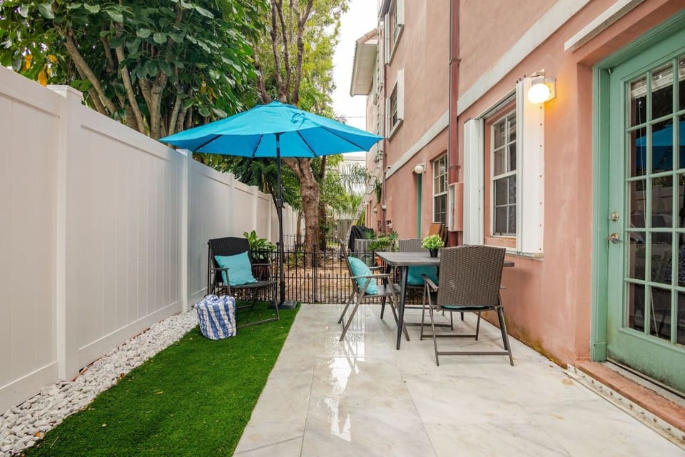 Beachside 3BR Townhouse with Patio, Grill & Bikes! Villa in Lauderdale-by-the-Sea
