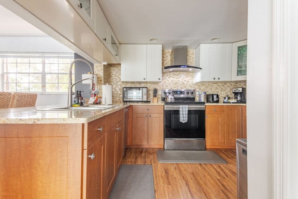 Beachside 3BR Townhouse with Patio, Grill & Bikes! Villa in Lauderdale-by-the-Sea