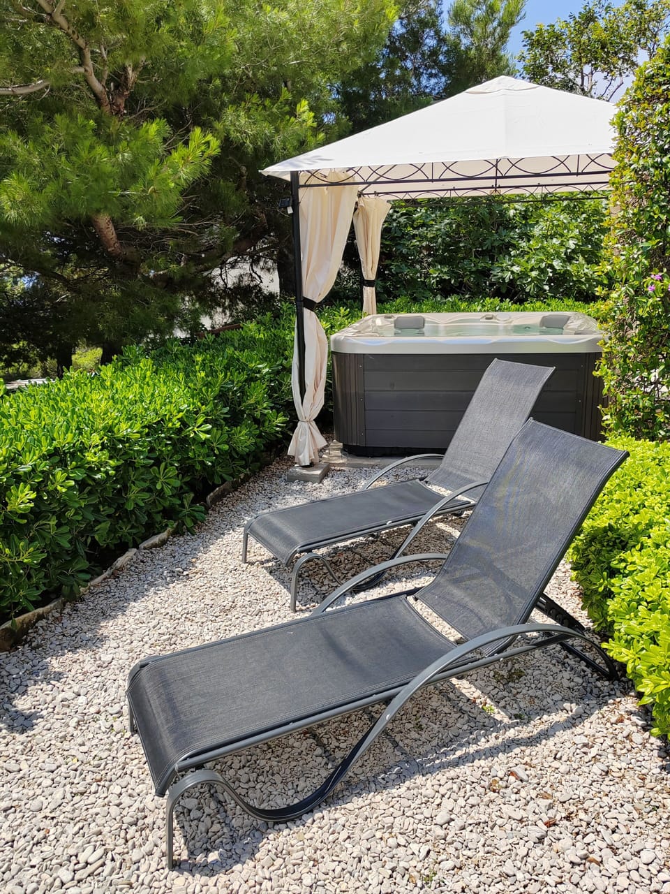 Outdoor spa tub